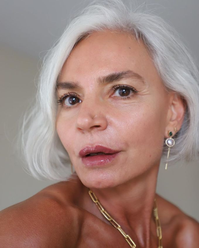 Ngoài ra, bà còn dùng nha đam tươi để làm sinh tố, nha đam có thể kích thích tăng sinh collagen, giúp giảm nếp nhăn cải thiện rõ rệt tình trạng da lão hóa. Bà Grece cho biết mỗi ngày uống một cốc có thể dưỡng tóc và da luôn khỏe mạnh mượt mà.