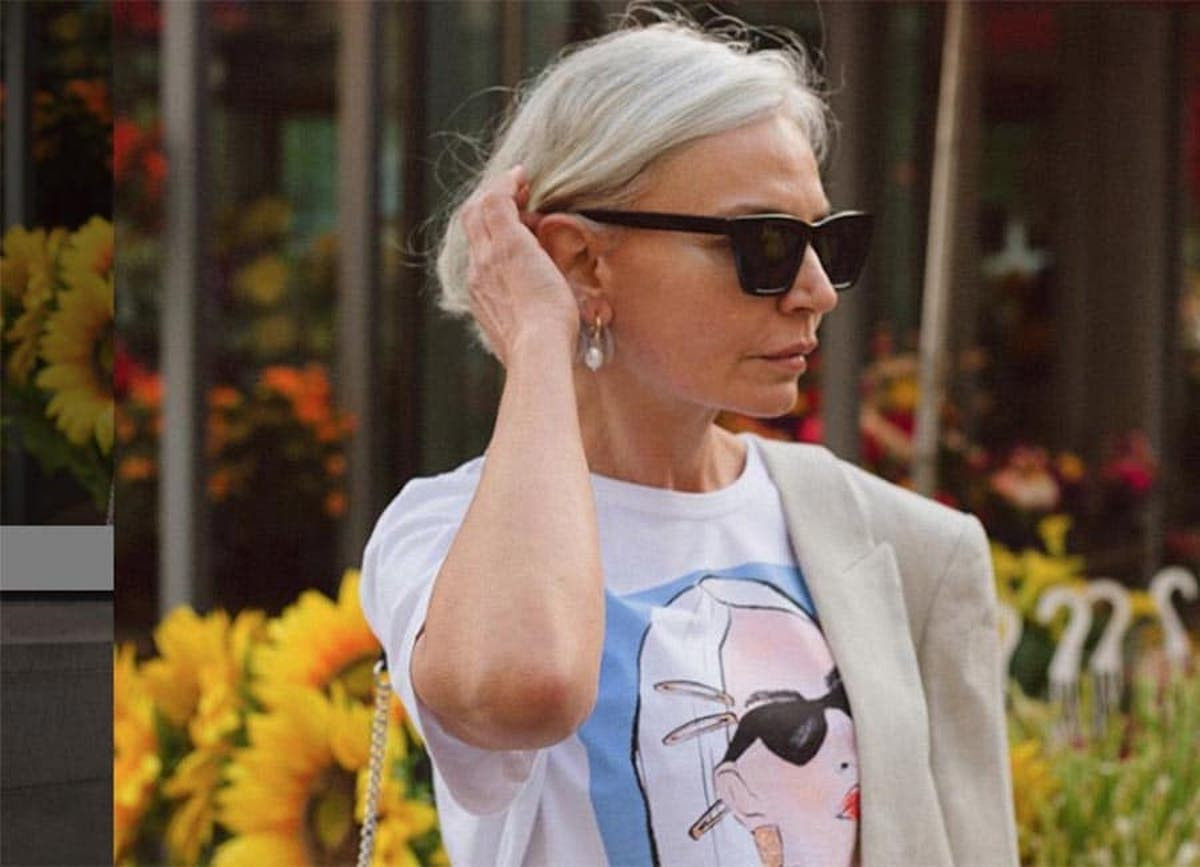 Ở tuổi 56, bên cạnh những bộ cánh thời thượng cá tính mà bà khoác lên người, mọi người ấn tượng mạnh mẽ về mái tóc bob bạc phơ sang chảnh ngút ngàn cùng làn da khỏe khoắn, săn chắc trái ngược hoàn toàn với những người phụ nữ cùng tuổi với bà.