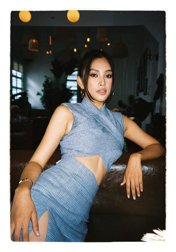 Hoa hậu Việt Nam cũng có dáng váy với thiết kế croptop vạt chéo màu xám mẫu tương tự khoe được cơ bụng săn chắc.