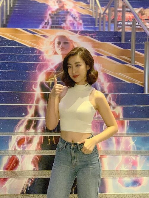 Chiếc áo croptop cực kỳ tôn dáng, khoe được vòng eo thon gọn của nàng hậu 9X.