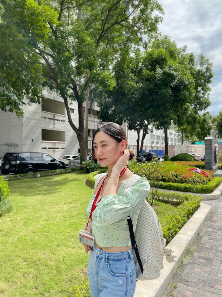 Ngày thường, nàng hậu chọn áo croptop xanh nhẹ nhàng phối cùng quần jeans năng động.