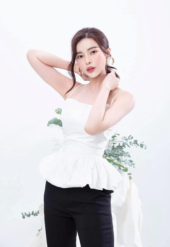 Đồng thời, người đẹp ít sử dụng đồ ngọt cũng những các món nhiều dầu mỡ. Cao Thái Hà nói rằng mình là người có tâm hồn ăn uống nên việc kiên trì ăn các thực phẩm như khoai lang, xà lách khá khó khăn nhưng để đạt được mục tiêu cô luôn cố gắng tuân thủ thực đơn ăn kiêng lành mạnh.