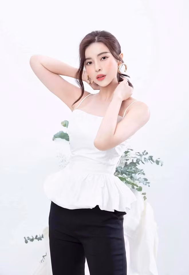 Đồng thời, người đẹp ít sử dụng đồ ngọt cũng những các món nhiều dầu mỡ. Cao Thái Hà nói rằng mình là người có tâm hồn ăn uống nên việc kiên trì ăn các thực phẩm như khoai lang, xà lách khá khó khăn nhưng để đạt được mục tiêu cô luôn cố gắng tuân thủ thực đơn ăn kiêng lành mạnh.