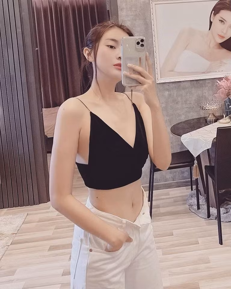 Mặc dù sở hữu vóc dáng nuột nà đáng mơ ước nhưng Cao Thái Hà vẫn miệt mài đến phòng tập và áp dụng chế độ ăn hợp lý để giữ thân hình hoàn hảo nhất.