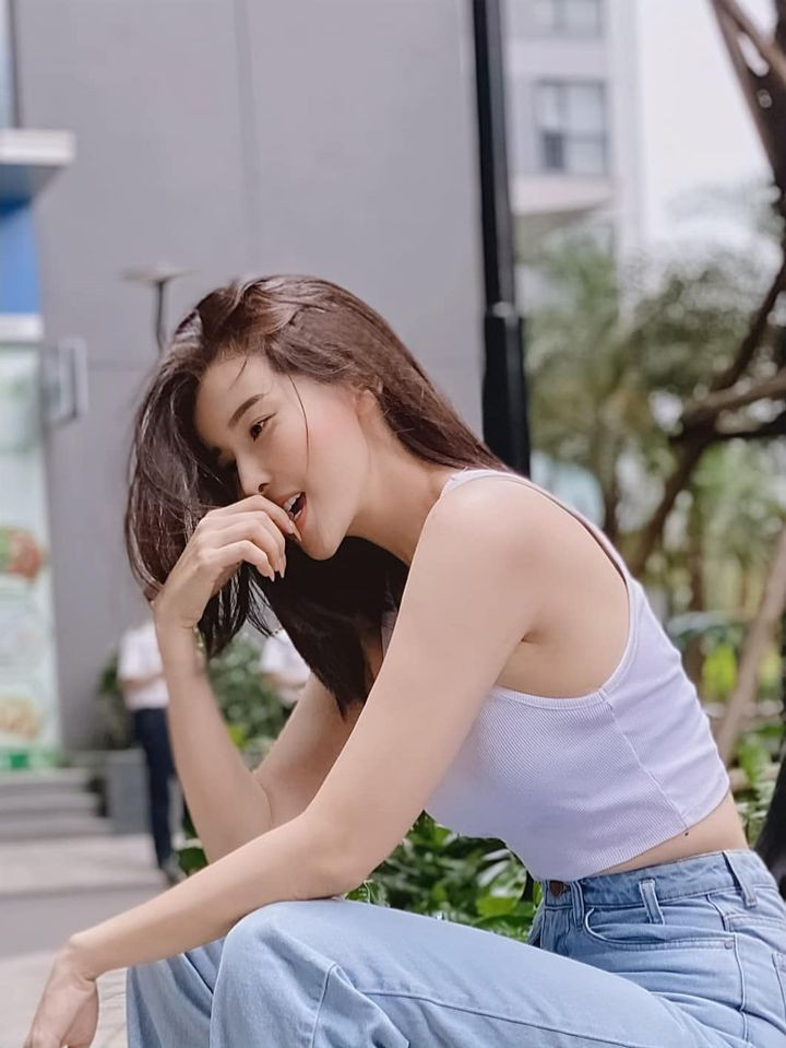 Song song với chế độ ăn uống, "người đẹp Tây Đô 9x" còn luyện tập chăm chỉ và đều đặn. Nếu bạn muốn sở hữu vóc dáng chuẩn đẹp thì việc ăn kiêng thôi chưa đủ. Luyện tập không chỉ giúp bạn đốt cháy calo hiệu quả hơn mà còn mang lại một hình thể săn chắc.