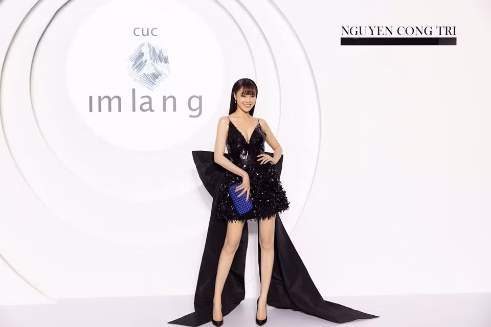 Người đẹp 30 tuổi diện váy bó sát hai dây khoe vòng một căng đầy gợi cảm tại một sự kiện. Ảnh: FB, Instagram. Video "Minh Hằng chia sẻ về phong cách thời trang". Nguồn: VTC.