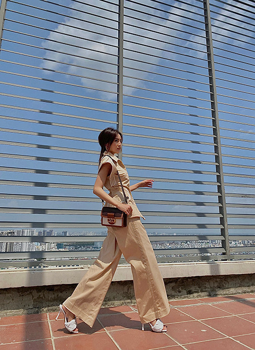 Nữ diễn viên thể hiện gu thời trang sành điệu và thời thượng khi mặc kiểu trang phục màu trung tính, đơn sắc và họa tiết nhẹ nhàng phù hợp với xu hướng hè 2020.