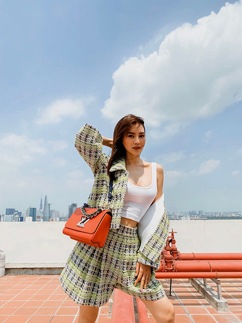 Bộ ảnh thời trang trên sân thượng của Lan Ngọc thích thú bởi thần thái cuốn hút của cô.