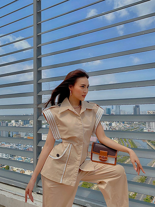 Trong bộ ảnh thực hiện trên sân thượng, Lan Ngọc giới thiệu các mẫu trang phục hè của nhà thiết kế Công Trí.