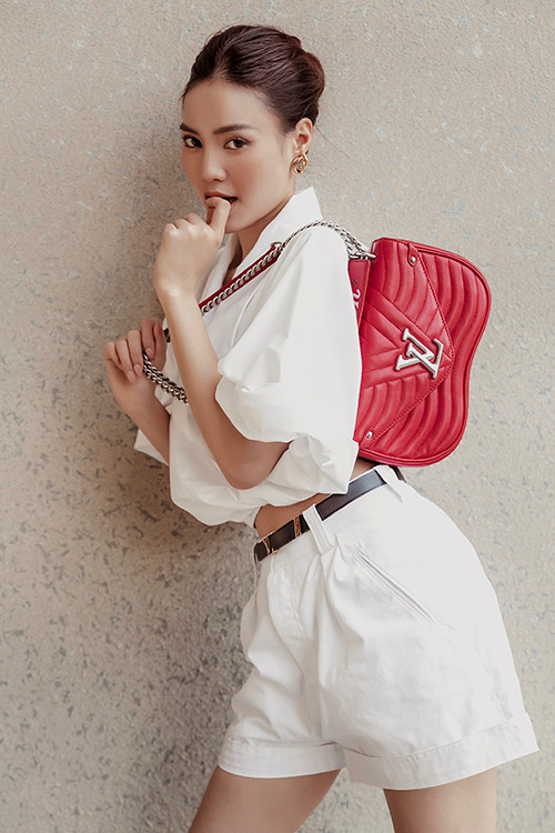 Dù ở nhà tránh dịch nhưng nữ diễn viên vẫn không ngừng cập nhật các xu hướng thời trang mới. Thay vì ra đường, Lan Ngọc thực hiện bộ ảnh mới trên sân thượng.