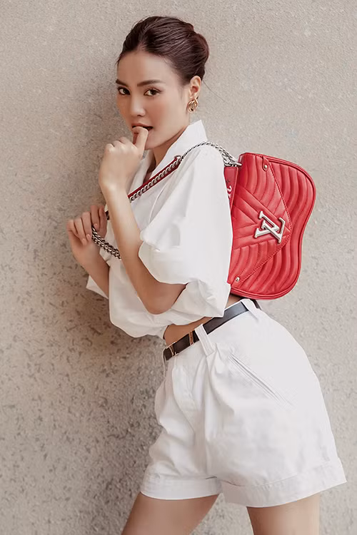 Dù ở nhà tránh dịch nhưng nữ diễn viên vẫn không ngừng cập nhật các xu hướng thời trang mới. Thay vì ra đường, Lan Ngọc thực hiện bộ ảnh mới trên sân thượng.