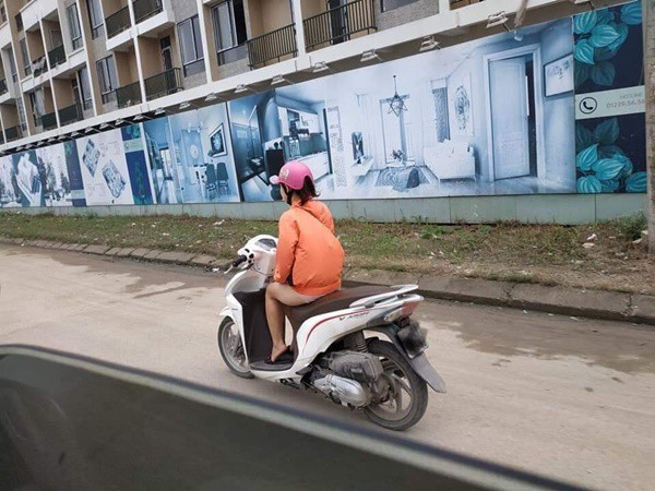Một cô gái diện chiếc quần "trong suốt" ngồi xe máy tham gia giao thông khiến người xung quanh ái ngại.