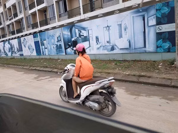 Một cô gái diện chiếc quần "trong suốt" ngồi xe máy tham gia giao thông khiến người xung quanh ái ngại.