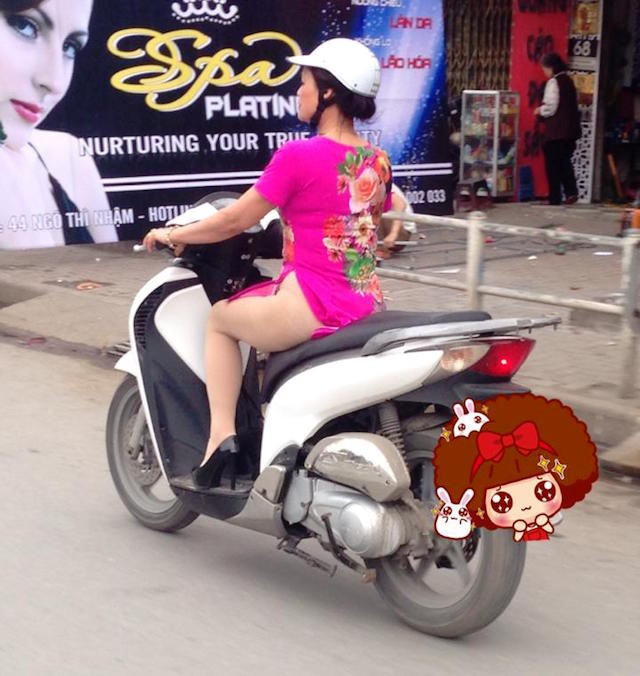 Dù đã mặc quần nhưng chiếc quần bó sát và màu nude khiến người phụ nữ này vẫn gây ra sự phản cảm.