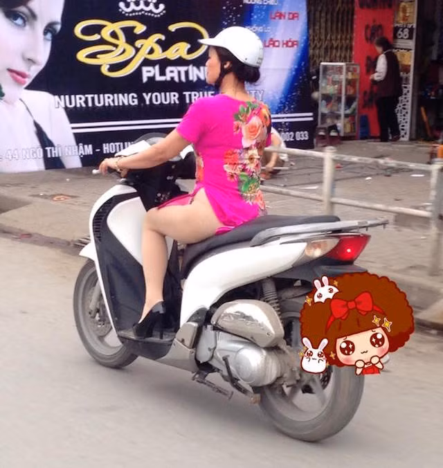 Dù đã mặc quần nhưng chiếc quần bó sát và màu nude khiến người phụ nữ này vẫn gây ra sự phản cảm.