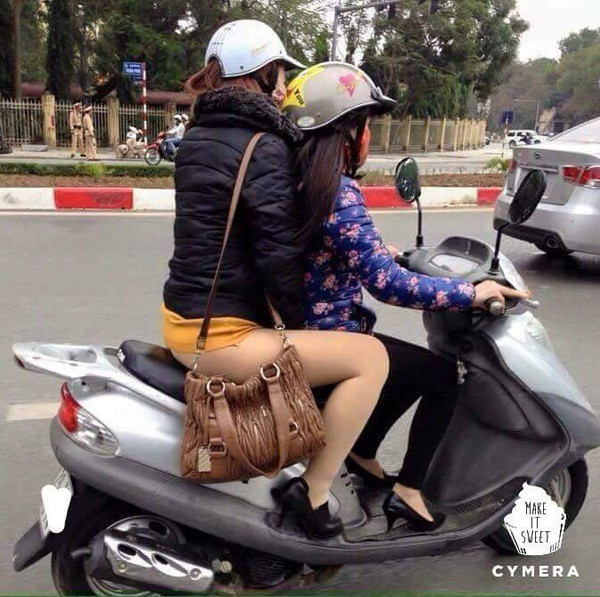 Hình ảnh người phụ nữ ăn mặc hớ hênh ra đường khiến nhiều người lắc đầu ngán ngẩm.