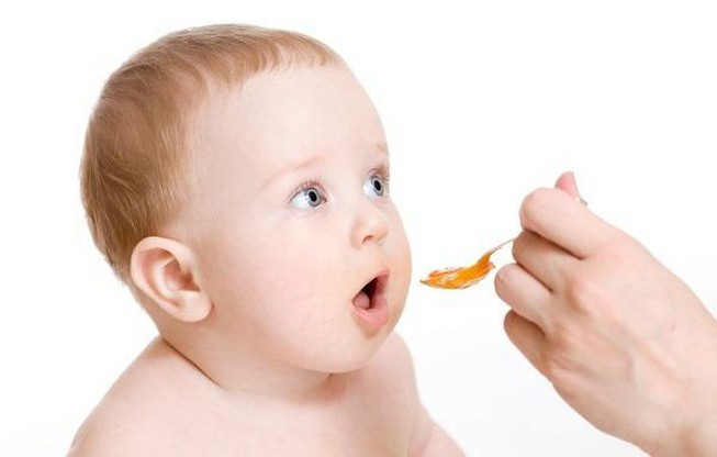 Muối: Khi chế biến các món ăn cho bé tập ăn dặm, chẳng hạn như bột hay cháo, mẹ tuyệt đối không nêm thêm gia vị, bột nêm hay muối. Thận của trẻ sơ sinh chưa thích ứng với lượng muối nhiều từ thức ăn, rất dễ bị tổn hại nếu hoạt động quá tải.