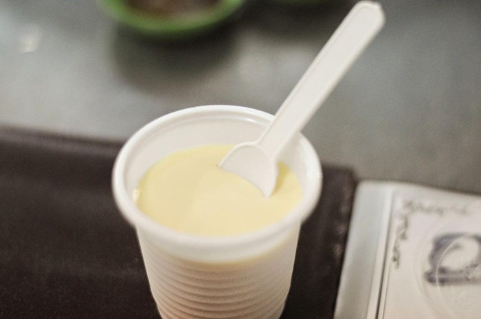 Sữa chua phô mai: Đây là một món tráng miệng cực kỳ quen thuộc và được bán phổ biến ở Đà Lạt. Món này được bán ở các quán chè, kem, sinh tố hay ngay cả trong các quán bánh ướt lòng gà cũng có bán cho khách ăn tráng miệng.