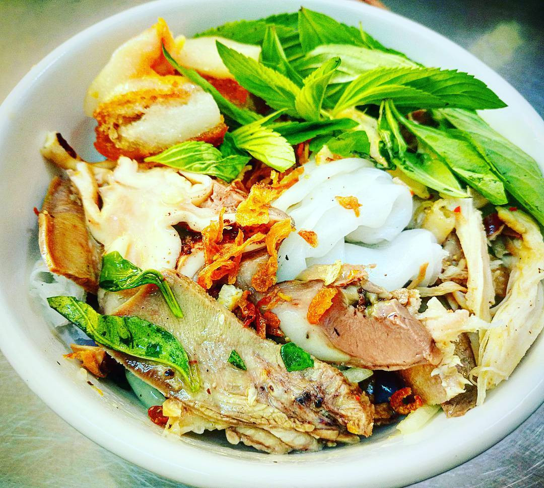 Bánh ướt lòng gà: Món đặc sản Đà Lạt này thực sự độc đáo trong cả cái tên và hương vị. Không ăn kèm chả, nem như các nơi khác, bánh ướt Đà Lạt sử dụng lòng gà và thịt gà xé phay.