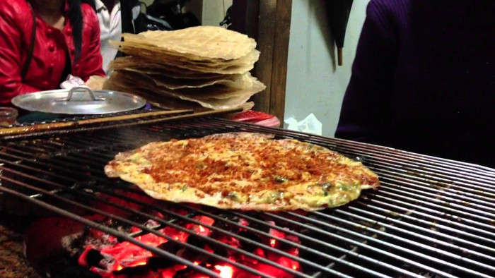 Bánh tráng nướng: Cùng là bánh tráng nhưng tại Đà Lạt lại mang những hương vị khác biệt với bánh tráng nướng Sài Gòn hay những nơi khác. Đặc biệt, món ăn này sẽ hấp dẫn hơn khi ăn vào buổi tối Đà Lạt có chút sương lạnh, ngồi thổi phù phù miếng bánh nóng hổi thì lại càng thấy ngon hơn.Ảnh: Internet. Video "Chế biến món ngon từ nấm đông cô". Nguồn: VTC.