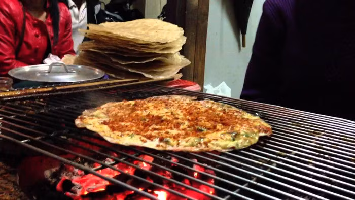 Bánh tráng nướng: Cùng là bánh tráng nhưng tại Đà Lạt lại mang những hương vị khác biệt với bánh tráng nướng Sài Gòn hay những nơi khác. Đặc biệt, món ăn này sẽ hấp dẫn hơn khi ăn vào buổi tối Đà Lạt có chút sương lạnh, ngồi thổi phù phù miếng bánh nóng hổi thì lại càng thấy ngon hơn.Ảnh: Internet. Video "Chế biến món ngon từ nấm đông cô". Nguồn: VTC.