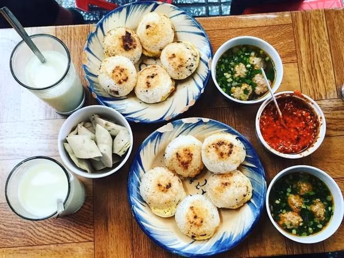 Ở Đà Lạt, bánh căn ăn kèm nước chấm pha mỡ hành, thêm xíu mại và giò tạo nên hương vị hấp dẫn khó quên. Bạn có thể tìm thấy các quán bánh căn ngon dọc đường Tăng Bạt Hổ.