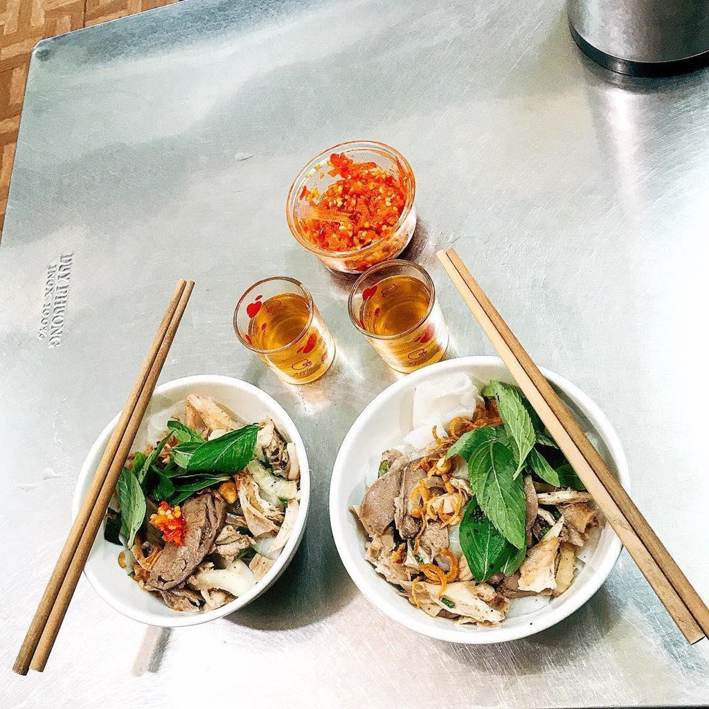 Cầu kỳ từ khâu chọn gạo đến thịt gà, lòng gà nên món ăn này hấp dẫn du khách ngay từ những lần ăn đầu tiên. Đặc biệt, phần nước chấm được pha chế theo bí quyết gia truyền đã khiến cho món ăn này có sự đặc biệt mà chẳng nơi nào có được.