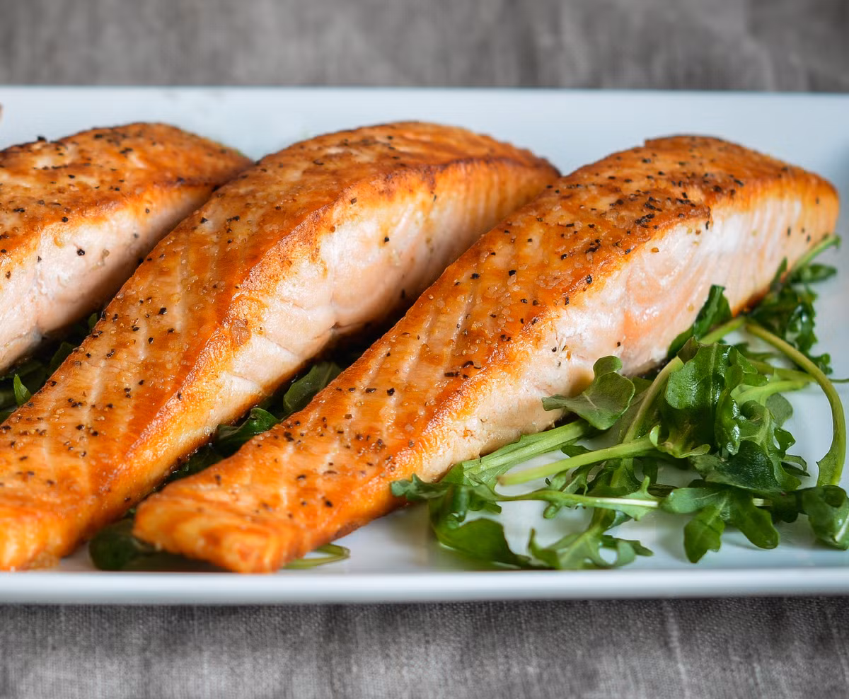 Cá hồi và các loại cá béo khác là nguồn cung cấp omega-3 tốt nhất, có liên quan đến việc cải thiện mật độ tóc. Quả bơ: chứa nhiều vitamin E, vitamin C và các axit béo quan trọng, có lợi cho tóc của chúng ta. Thịt: là một nguồn cung cấp protein và sắt tuyệt vời khác, những chất cần thiết cho mái tóc khỏe mạnh.