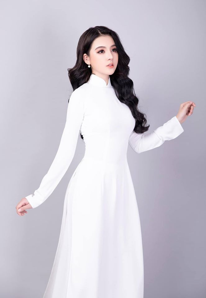 Ngoài những bộ đồ sexy, Lưu Thảo diện áo dài truyền thống cũng vô cùng duyên dáng và nữ tính. Ảnh: FBNV. Video "Minh Hằng chia sẻ về phong cách thời trang". Nguồn: VTC.