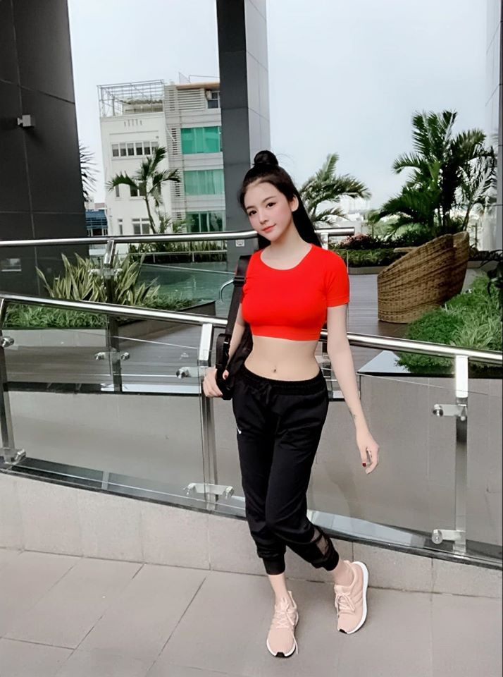 Người đẹp khéo léo khoe vòng eo con kiến khi diện trang phục thể thao.