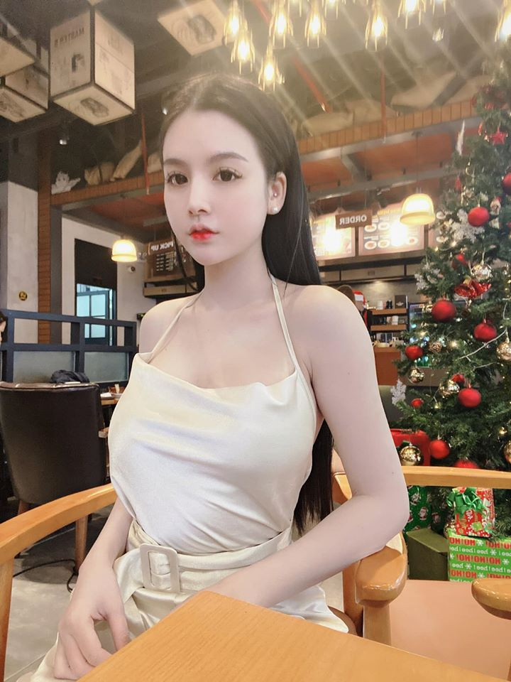 Váy áo hai dây chiếm phần lớn trong tủ đồ của nàng á hậu Việt.