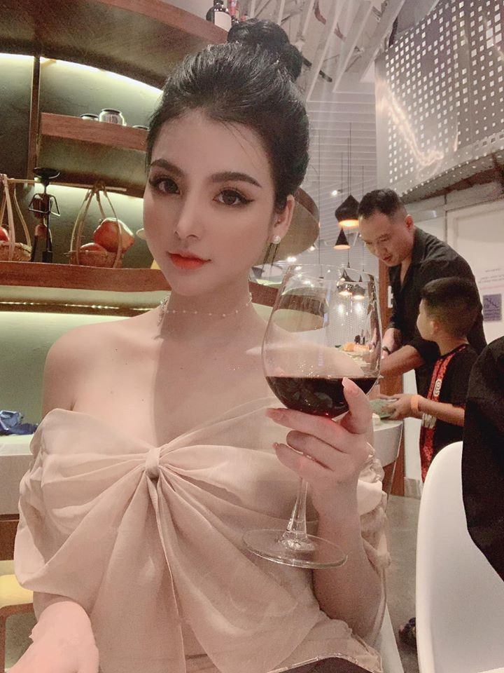 Chiếc áo cúp ngực giúp người đẹp khoe bờ vai trắng nõn nà.