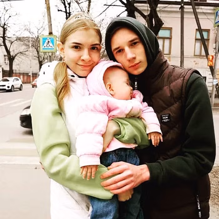 Ba me 19 tuoi dua 2 con di giao hang, gay xon xao mang xa hoi-Hinh-2