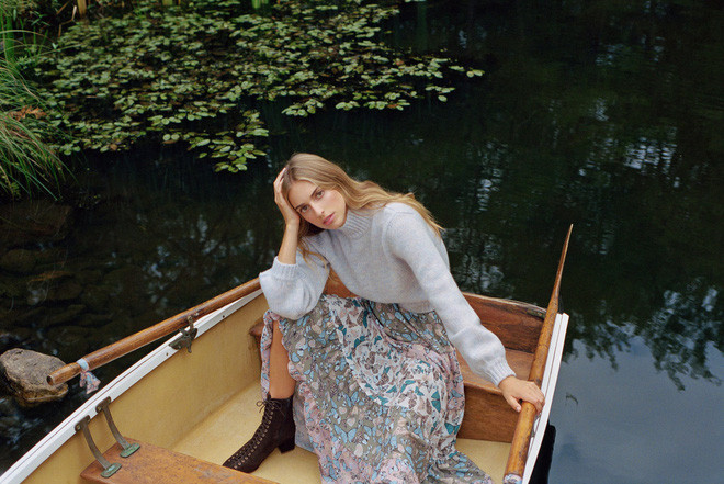 Nàng thơ nước Đức khiến nhiều người mê mẩn bởi ánh mắt hút hồn cùng cách mix đồ tinh tế tôn vóc dáng.