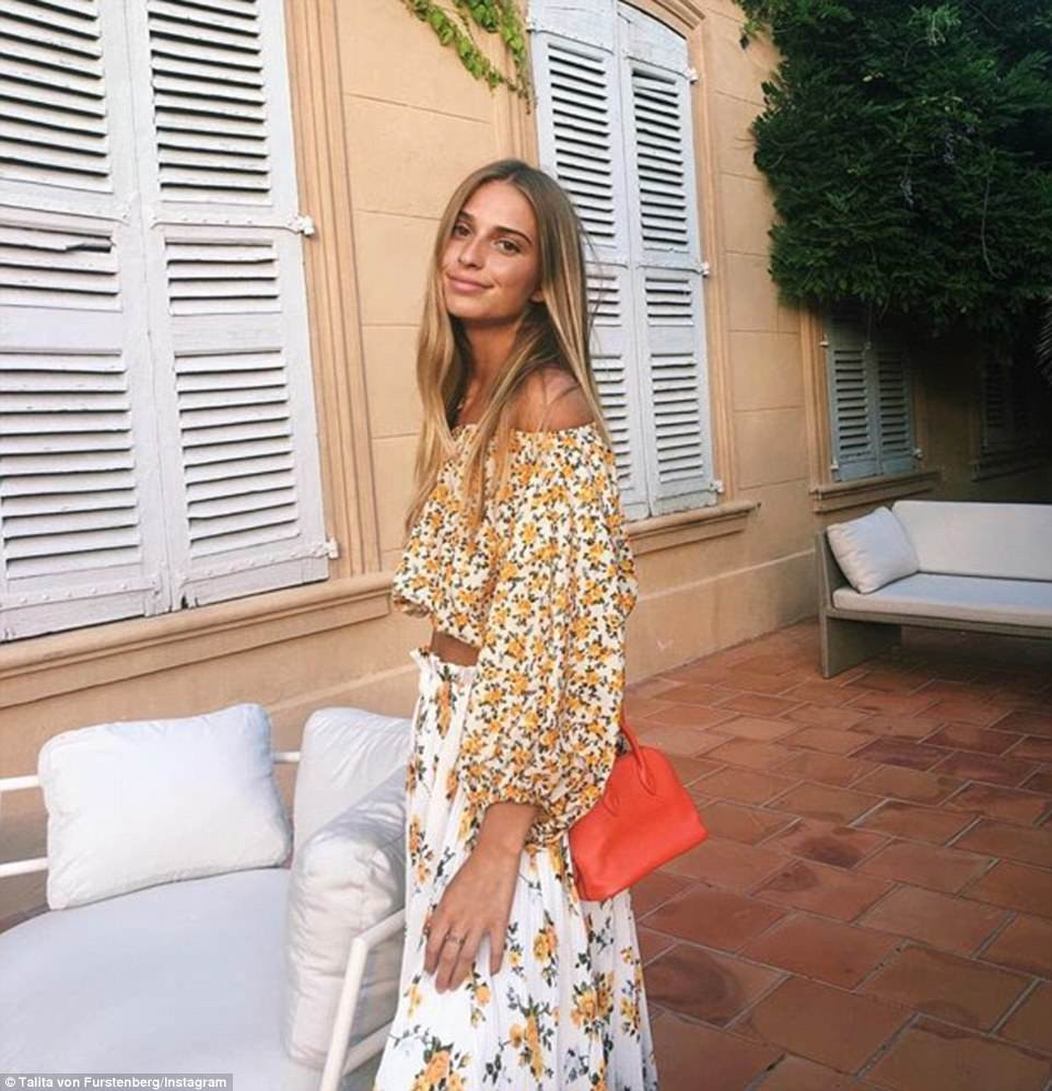 Phong cách thời trang quyến rũ của Talita được nhiều các cô gái trẻ học hỏi.