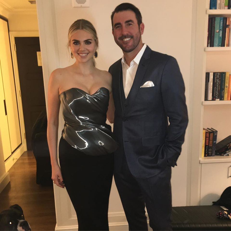 Người mẫu sinh năm 1992 diện đầm cúp ngực vô cùng gợi cảm sánh bước bên chồng.