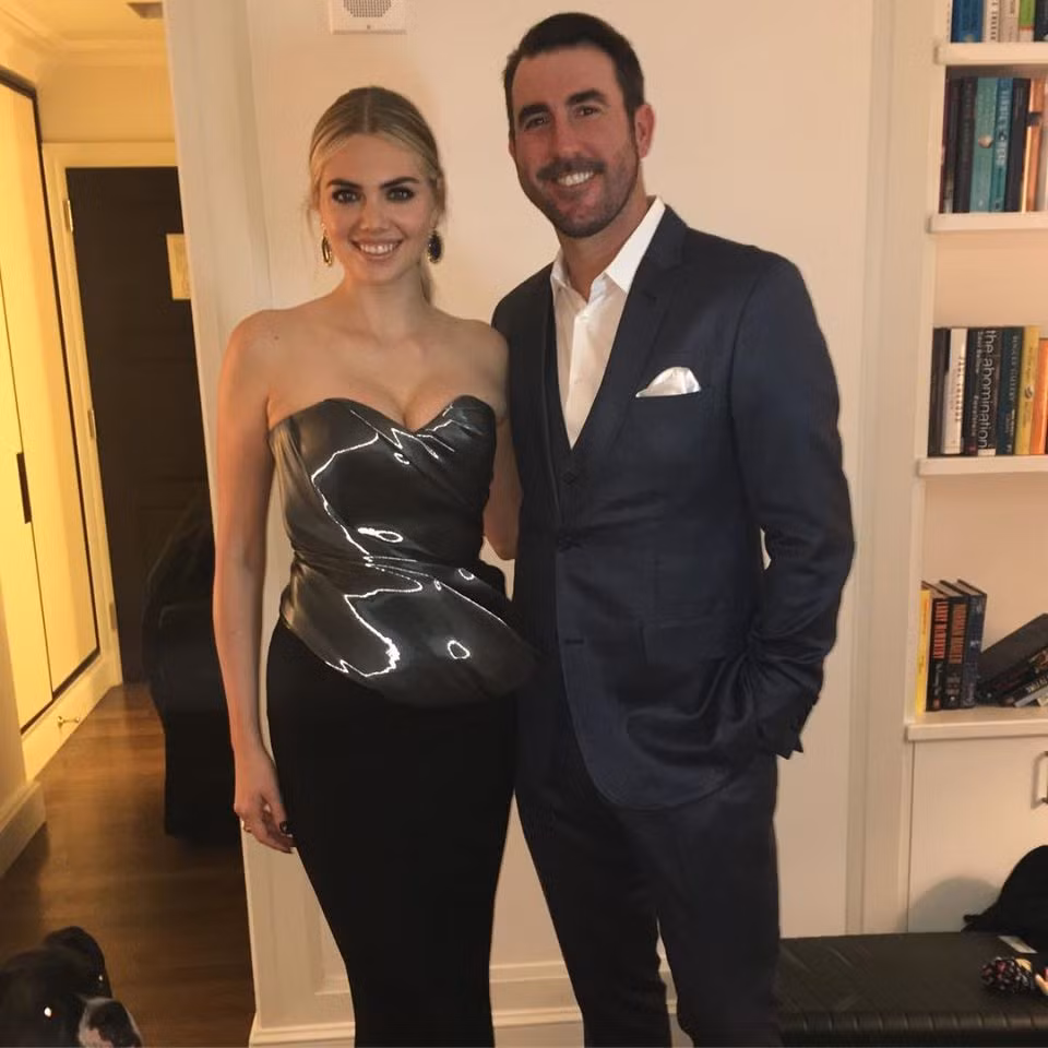 Người mẫu sinh năm 1992 diện đầm cúp ngực vô cùng gợi cảm sánh bước bên chồng.