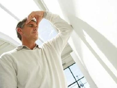 Người bị say nắng thường có các biểu hiện như sốt cao, da nóng và khô, mệt mỏi, đau đầu, nôn mửa… Một số triệu chứng khác có thể xảy ra như giảm khả năng nhận thức, bị ảo giác, mất định hướng và hôn mê, co giật. Nếu không được cấp cứu kịp thời, người bị say nắng dễ mắc các biến chứng nghiêm trọng như phù phổi, suy thận cấp, hạ đường huyết, rối loạn đông máu, mất trí nhớ…