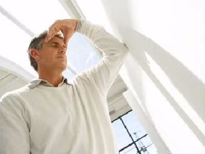 Người bị say nắng thường có các biểu hiện như sốt cao, da nóng và khô, mệt mỏi, đau đầu, nôn mửa… Một số triệu chứng khác có thể xảy ra như giảm khả năng nhận thức, bị ảo giác, mất định hướng và hôn mê, co giật. Nếu không được cấp cứu kịp thời, người bị say nắng dễ mắc các biến chứng nghiêm trọng như phù phổi, suy thận cấp, hạ đường huyết, rối loạn đông máu, mất trí nhớ…