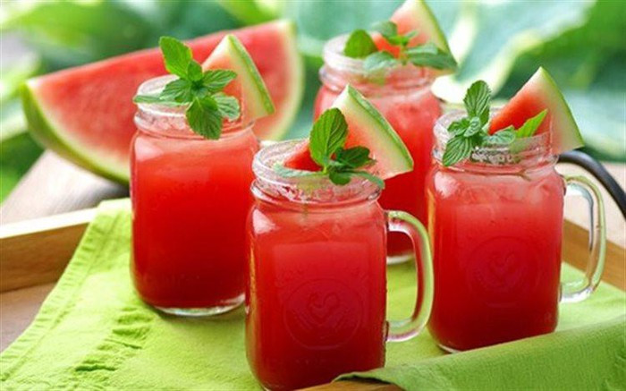 Nước ép dưa hấu: Dưa hấu giúp cung cấp cho cơ thể nhiều loại vitamin như vitamin A, B, C và các nguyên tố vi lượng như Fe, Ca, Mg... Theo y học cổ truyền, dưa hấu có tác dụng thanh nhiệt, giải độc và thường được dùng cho các trường hợp say nắng, say nóng. Khi bị say nắng, bạn có thể ép dưa hấu lấy nước và uống từng chút một.