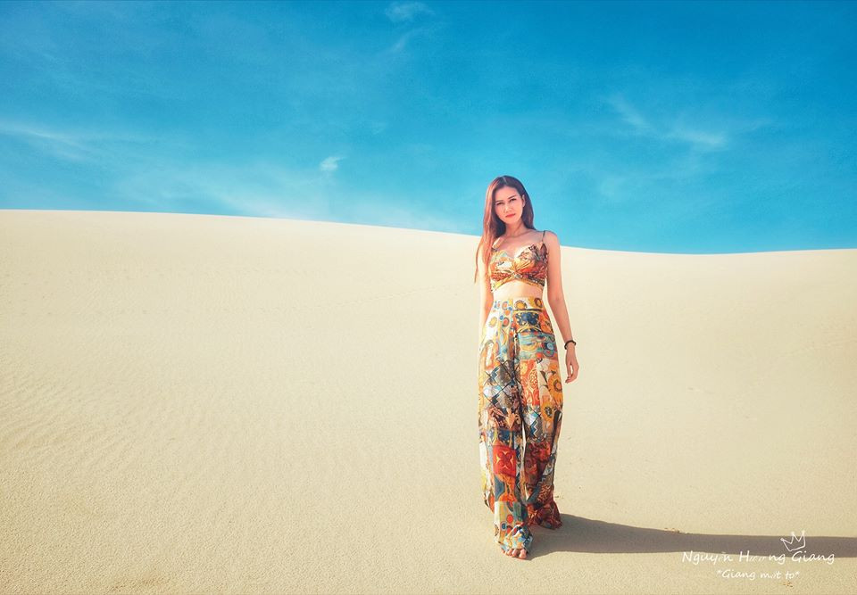 Cách phối đồ gợi cảm của nữ diễn viên khiến người hâm mộ khó rời mắt.