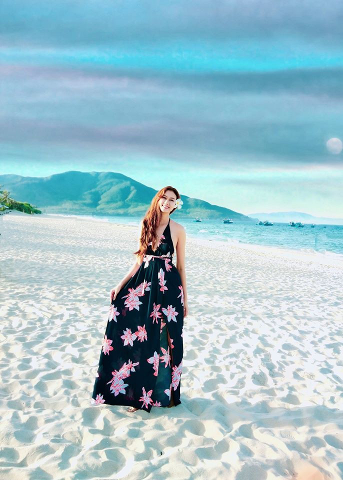 Chiếc váy maxi với phần cut out lớn phía sau lưng đem tới vẻ gợi cảm, nữ tính cho chị "Mận".