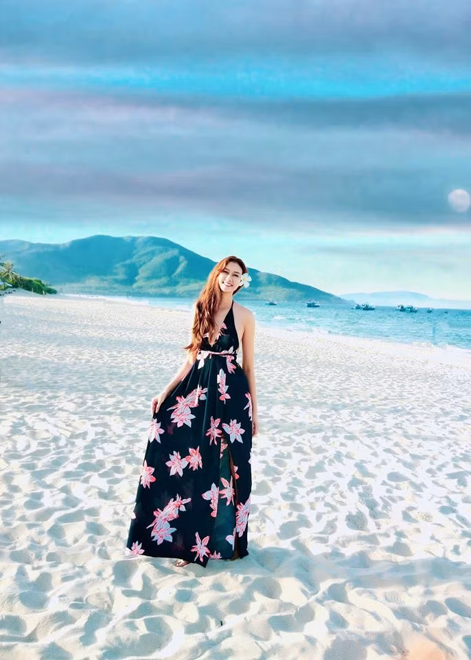 Chiếc váy maxi với phần cut out lớn phía sau lưng đem tới vẻ gợi cảm, nữ tính cho chị "Mận".