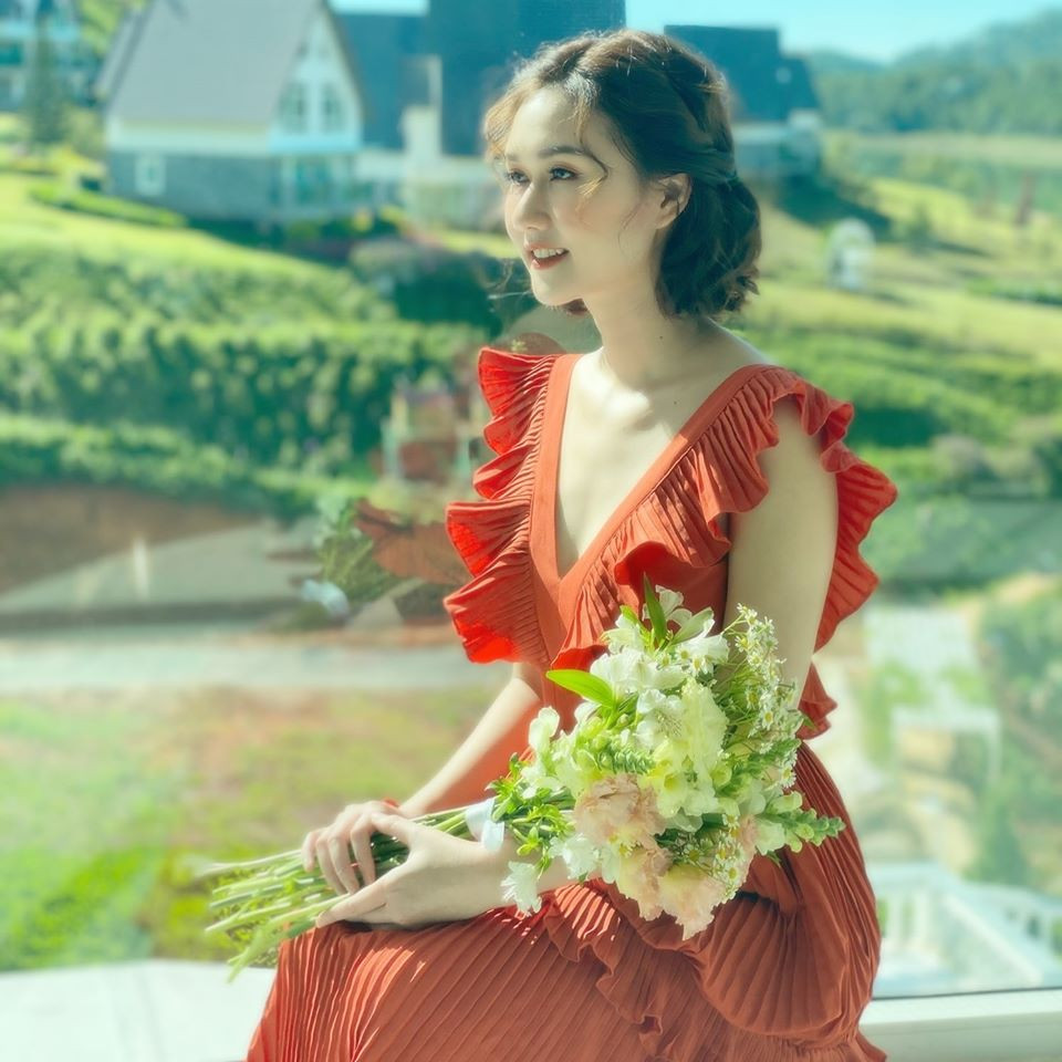 Vào vai một phụ nữ goá chồng, lại sống ở vùng quê nên Hương Giang trên phim chỉ ăn mặc quê mùa. Tuy nhiên ngoài đời thật, nữ diễn viên khiến khán giả bất ngờ khi sở hữu gu thời trang sành điệu và rất gợi cảm.