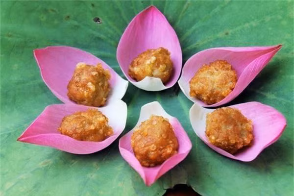 Miếng chả cốm còn sống được đem hấp qua sau đó mới chiên vàng trên chảo dầu nóng. Vào những ngày tiết trời se lạnh, chả cốm nóng giòn được ăn cùng bánh mỳ, bún hoặc cơm. Món ngon có vị dẻo thơm từ cốm, xốp từ lớp vỏ ngoài và đậm đà của thịt khiến bữa cơm cứ thế mà nhanh chóng vơi đi.