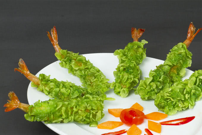 Ngoài ra, còn rất nhiều những món ăn từ cốm được các bà nội trợ khéo léo đưa vào thực đơn những bữa cơm gia đình trong mùa cốm như trứng tráng cốm, tôm bọc cốm chiên xù, cánh gà nhồi cốm…Ảnh: Internet. Mời độc giả theo dõi video "Chế biến món ngon từ nấm đông cô". Nguồn: VTC.