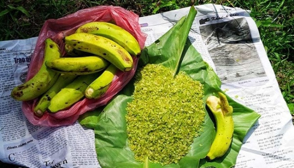 Cốm Tú Lệ thường được ăn cùng với chuối chín trứng cuốc, trái hồng đỏ chín cây hoặc cũng có thể dùng để nấu cháo vịt, xôi nếp, chè và nêm vào các món như: nem rám, tôm rán, thịt chiên…