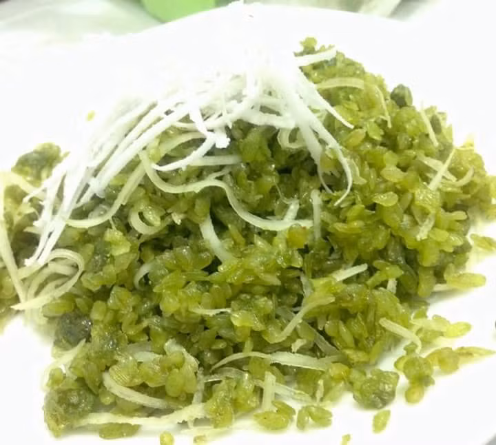 Xôi cốm: Một món ngon từ cốm nữa cũng không thể không nhắc tới là xôi cốm. Vẫn là nét đặc trưng vốn có của cốm mùa thu nhưng khi được biến tấu thành món xôi mềm dẻo, từng hạt cốm lại trở nên thật khác biệt.