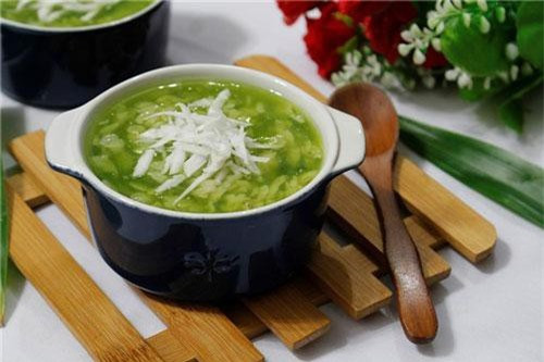 Chè cốm: Món ngon từ cốm này có một hương vị hấp dẫn đặc biệt hơn so với những món chè khác. Những hạt cốm xanh trong chén chè sánh mượt quyện với hương hoa bưởi nồng nàn thật hấp dẫn. Chỉ mất vài phút thôi với một chút biến tấu, bạn sẽ có ngay món chè thơm mùi cốm non xanh, thanh mát. Chuẩn bị nguyên liệu: 200 gram cốm dẹp, 100 gram đường phèn, lá dứa, dừa bào sợi, bột năng hoặc bột sắn, 1 lít nước.