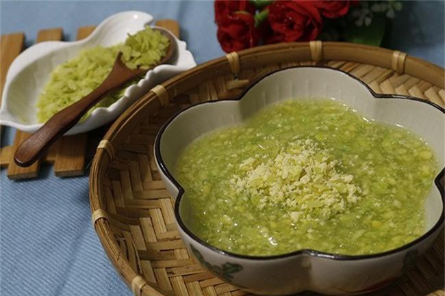 Hòa tan bột năng với một chút nước sau đó chế từ từ vào nồi chè, vừa chế vừa khuấy đều để chè không bị vón cục, khi thấy chè đã có độ sánh đặc như ý là được. Đợi chè sôi lên là tắt bếp, sau đó bạn cho cốm vào khuấy đều rồi múc ra bát để cho nguội, khi ăn bạn rắc thêm dừa bào sợi lên trên và thưởng thức.